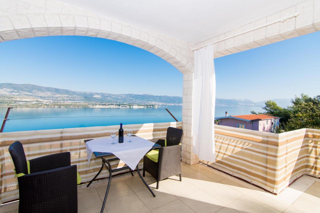 Holidays Apartments Slanada With Terrace And Sea View, Near The Beach & Town Trogir, Free Parking, Quiet Place On Peninsula Ciovo Extérieur photo